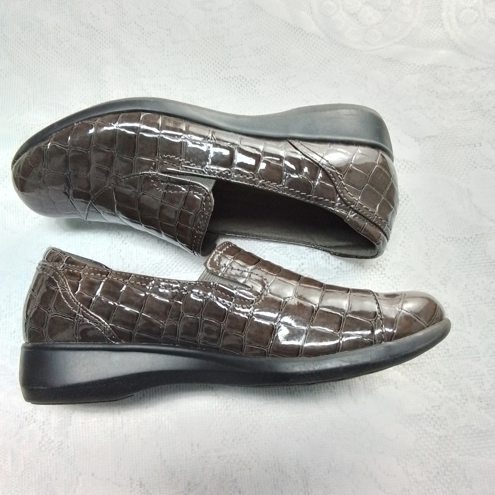 Clarks Collection gray- brown crocodile pattern wedge patent shoes 7.5